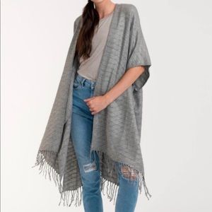 Cozy Kimono Wrap Fringe Hem Poncho - Gray / Grey